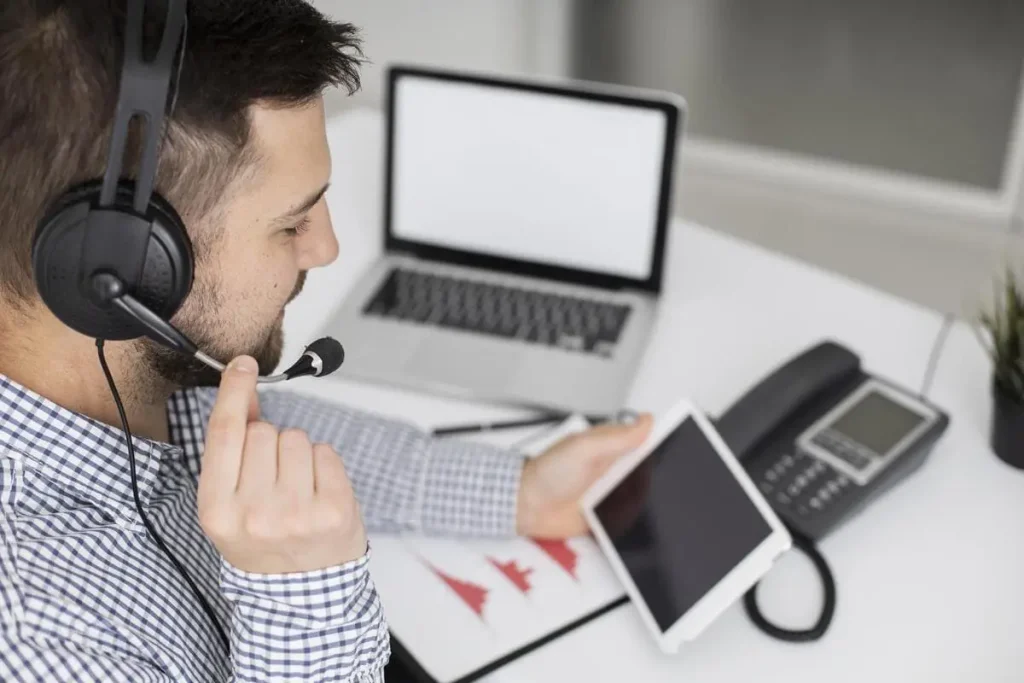 Atendente de headset usa tablet e notebook integrando canais em uma estratégia omnichannel.